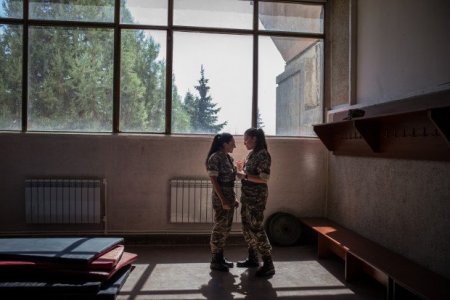 ABŞ mətbuatı erməni qızların kişi qıtlığı çəkən orduya gəlməsindən yazdı - fotolar