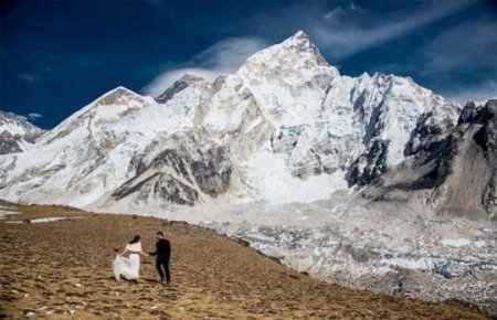 Everest zirvəsində EVLƏNƏN ÇILĞIN CÜTLÜK... / FOTOLAR