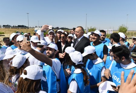 Mehriban Əliyeva prezidentin işçilərlə şəkillərini çəkdi - 