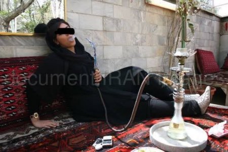 İranlı qızlar kef edərkən yaxalandılar -