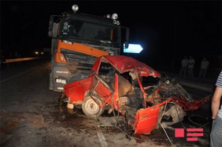 Sabirabadda minik və yük avtomobilləri toqquşub, 2 nəfər ölüb