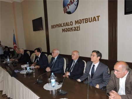 Elçibəyin komandası və sevənləri onu andı -