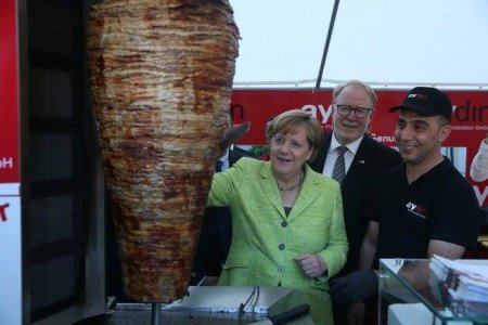 Merkel dönər kəsərkən - 
