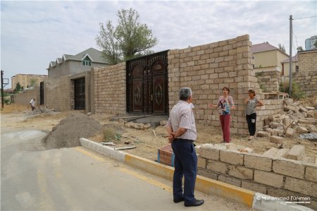 Bakıda hasarları sökdülər: Qadın iş maşını ilə divarın arasında dayandı - 