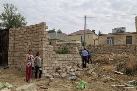 Bakıda hasarları sökdülər: Qadın iş maşını ilə divarın arasında dayandı - 