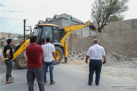 Bakıda hasarları sökdülər: Qadın iş maşını ilə divarın arasında dayandı - 