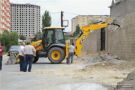 Bakıda hasarları sökdülər: Qadın iş maşını ilə divarın arasında dayandı - 