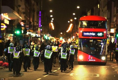 Londonda ara qarışdı: Dükanlar qarət olunur, maşınlar yandırılır