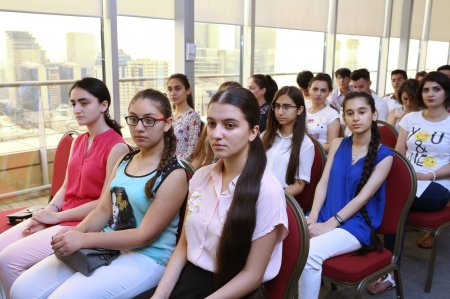 İmtahanlarında ən yüksək nəticə göstərmiş abituriyentlərə xüsusi mükafatlar təqdim etdi