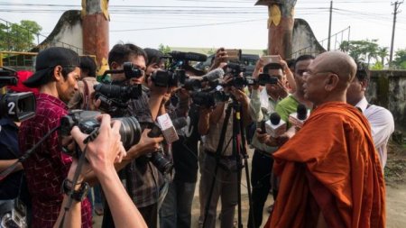 Myanmada müsəlman kəndlərinə od vuran kimdir?