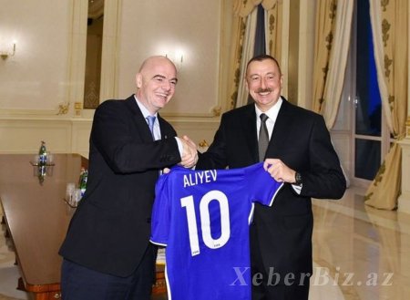FIFA-nın prezidenti İlham Əliyevə hədiyyə verdi - 