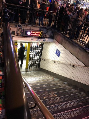 London metrosunda silahlı insident baş verib, yaralanan var -