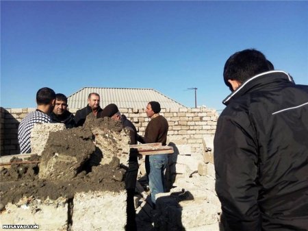 Basqınla ev dağıdıb, pul tələb edən icra nümayəndələri, ağlayan qadınlar və uşaqlar… - 