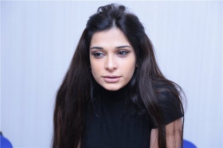 16 yaşında ərə gedən aktrisa: “Subay qız olsaydım, soyunardım” - FOTOLAR