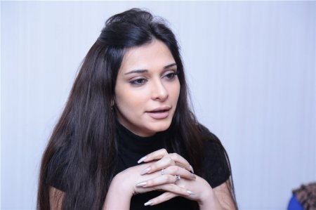 16 yaşında ərə gedən aktrisa: “Subay qız olsaydım, soyunardım” - FOTOLAR