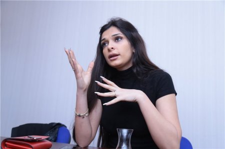 16 yaşında ərə gedən aktrisa: “Subay qız olsaydım, soyunardım” - FOTOLAR