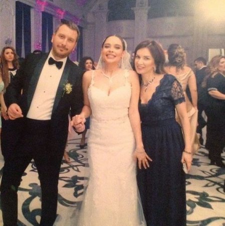Azərbaycanlı müğənni tanınmış biznesmenlə evləndi 