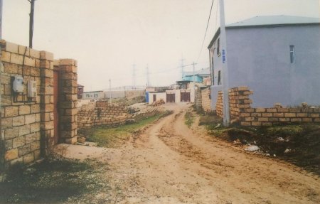 Bələdiyyə sədri yolu satıb - Sakinlər qanuni ərazilərinə gedə bilmir/ FOTOLAR