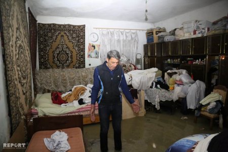 Bakıda su borusu partladı: 30-a yaxın ev su altında qadı (FOTOLAR)