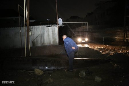 Bakıda su borusu partladı: 30-a yaxın ev su altında qadı (FOTOLAR)