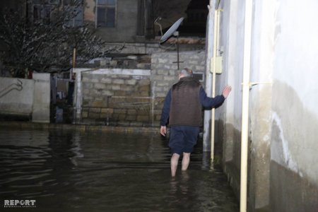 Bakıda su borusu partladı: 30-a yaxın ev su altında qadı (FOTOLAR)