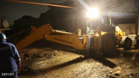 Bakıda su borusu partladı: 30-a yaxın ev su altında qadı (FOTOLAR)