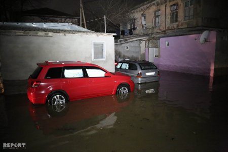 Bakıda su borusu partladı: 30-a yaxın ev su altında qadı (FOTOLAR)