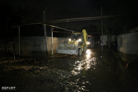 Bakıda su borusu partladı: 30-a yaxın ev su altında qadı (FOTOLAR)