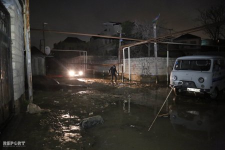 Bakıda su borusu partladı: 30-a yaxın ev su altında qadı (FOTOLAR)