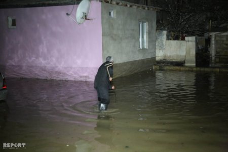 Bakıda su borusu partladı: 30-a yaxın ev su altında qadı (FOTOLAR)