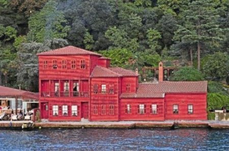 İstanbulda tanker boğaz sahilində yerləşən XVIII əsrə aid saraya çırpılıb - 