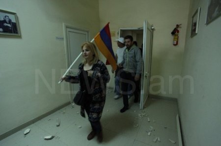 Ermənistan müxalifəti İctimai Radionun binasını ələ keçirdi