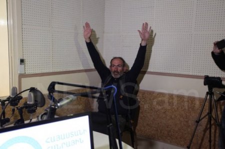 Ermənistan müxalifəti İctimai Radionun binasını ələ keçirdi