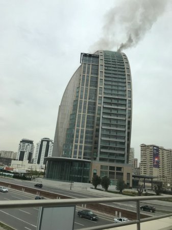 Bakıda iş mərkəzində yanğın daha da güclənib 