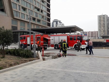 Bakıda iş mərkəzində yanğın daha da güclənib 