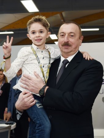 Prezidenti görmək üçün ağlayan uşaq arzusuna çatdı: İlham Əliyev "selfi" çəkdirdi"