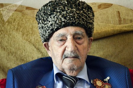 Hitlerin kürsüsündə oturmuş azərbaycanlı: "Partladıcı maddəni araq əvəzinə içəcəkdim..."