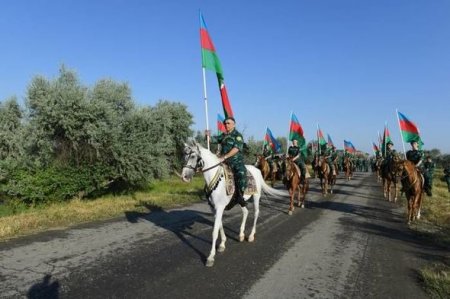 "Qurtuluş günü" ilə əlaqədar 2 km uzunluğunda bayraq hazırlandı (FOTOLAR)