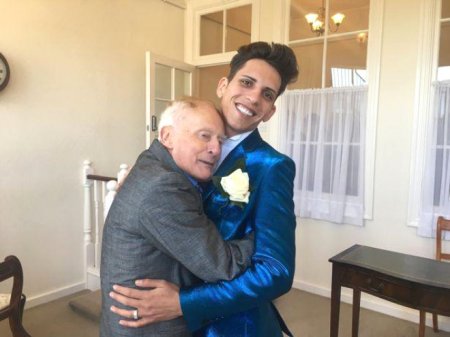 79 yaşlı keşiş 25 yaşlı modellə evləndi: homoseksual evlilik