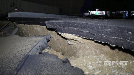 Bakının mərkəzində avtomobil yolu çökdü (FOTO/VİDEO)