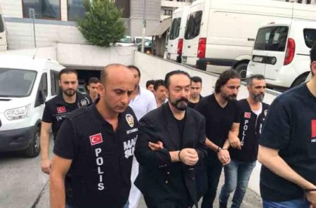 Bacını qardaşla, qızları bir-biri ilə, özü isə eyni vaxtda iki bacıyla...