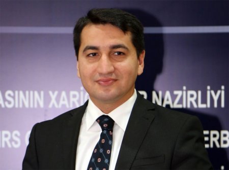 XİN-də “sehrli kreslo”: bu kreslodan yüksələn mətbuat katibləri (FOTOLAR)