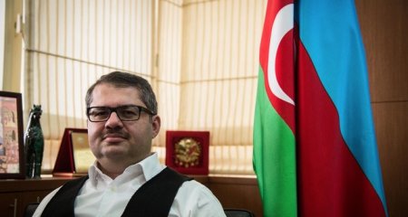 XİN-də “sehrli kreslo”: bu kreslodan yüksələn mətbuat katibləri (FOTOLAR)