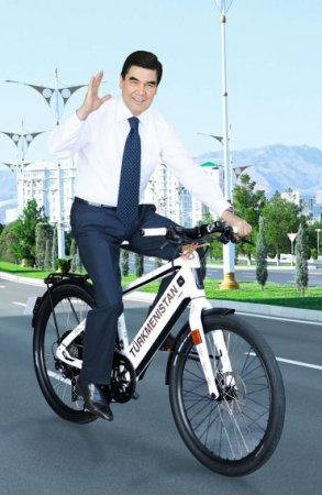 Türkmənistan prezidenti hökumətin iclasına velosipedlə gəldi (FOTO)