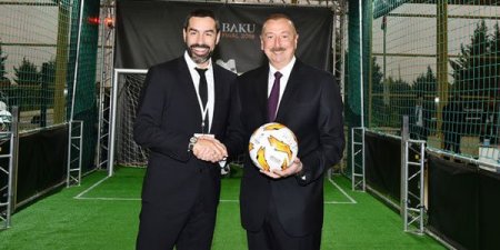 İlham Əliyev məşhur futbolçu ilə görüşüb (FOTOLAR)