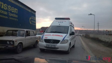 Abşeronda marşrut evakuatorla toqquşdu, yük maşını aşdı: 2 yaralı var (FOTOLAR)