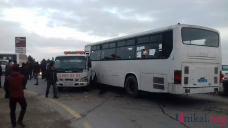Abşeronda marşrut evakuatorla toqquşdu, yük maşını aşdı: 2 yaralı var (FOTOLAR)