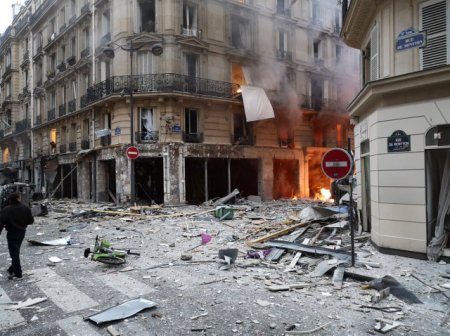 Parisin mərkəzində güclü partlayış olub... - FOTO/VİDEO