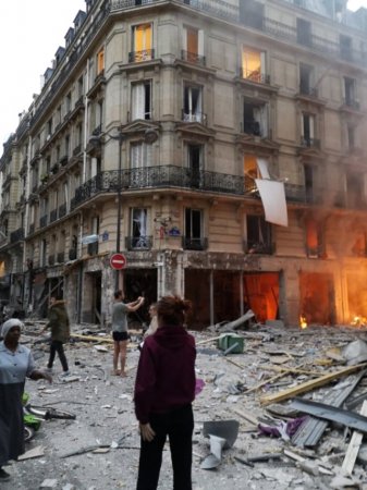 Parisin mərkəzində güclü partlayış olub... - FOTO/VİDEO