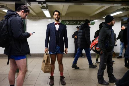 Metroda aksiya - hamı soyunmağa başladı - FOTOLAR